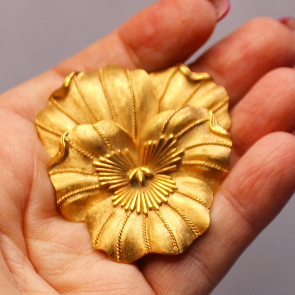 Vintage Crown Trifari Large Pansy Brushed Gold Brooch Pin